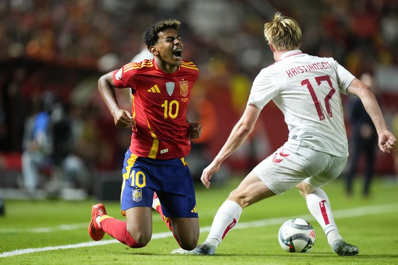 El español Lamine Yamal, a la izquierda, y el danés Victor Kristiansen luchan por el balón durante el partido de fútbol del grupo 4 de la Liga de Naciones de la UEFA entre España y Dinamarca en Murcia, España, el sábado 12 de octubre de 2024. (AP Foto/José Bretón)