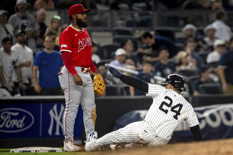 Jasson Domínguez (24) de los Yankees de Nueva York se desliza en la tercera base tras un elevado de Aaron Judge durante la octava entrada de un partido de béisbol contra los Angelinos de Los Ángeles, el miércoles 18 de junio de 2025, en Nueva York. (AP Foto/Angelina Katsanis)