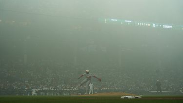 Kyle Leahy, lanzador de los Cardenales de San Luis, trabaja en medio de la niebla contra los Cachorros de Chicago en la sexta entrada del juego de béisbol de Grandes Ligas, el sábado 4 de julio de 2026, en Chicago. (AP Foto/David Banks)
