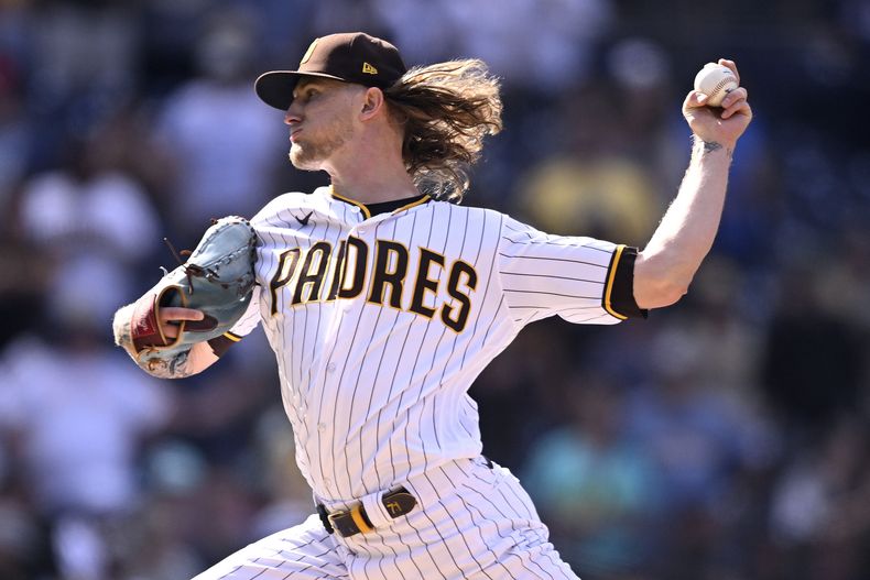 ARCHIVO - Foto del 20 de septiembre del 2023, el relevista de los Padres de San Diego Josh Hader lanza en la novena entrada del juego ante Rockies de Colorado. El viernes 19 de enero del 2023 Hader llega a un acuerdo por cinco años con los Astros, según fuente AP. (AP Foto/Denis Poroy, File)