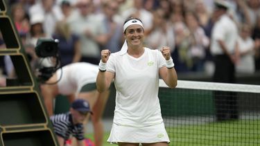 La tunecina Ons Jabeur celebra su triunfo ante la bielorrusa Aryna Sabalenka en su partido de semifinales del torneo de Wimbledon, el jueves 13 de julio de 2023, en Londres. (AP Foto/Kin Cheung)
