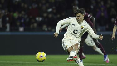 Paulo Dybala anota el primer gol de la Roma ante Salernitana en la Serie A de Italia, el lunes 29 de enero de 2024, en Salerno. (Alessandro Garofalo/LaPresse vía AP)