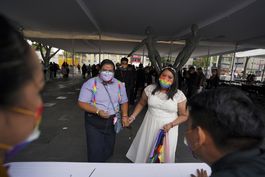 ceremonia masiva de bodas igualitarias en capital mexicana