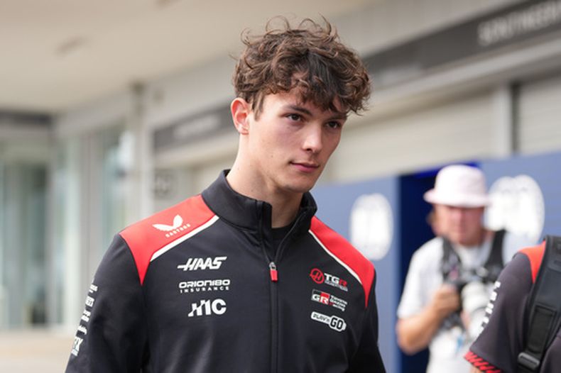 El piloto británico Oliver Bearman de la escudería Haas camina en los pits tras su choque en el Gran Premio de Japón el domingo 29 de marzo del 2026. (AP Foto/Eugene Hoshiko)