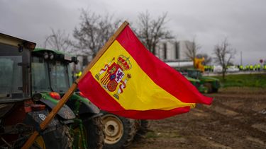 Una bandera de España, colgada de un tractor estacionado en Corral de Almaguer, cerca de Toledo, en el centro de España, el 9 de febrero de 2024. (AP Foto/Manu Fernandez)