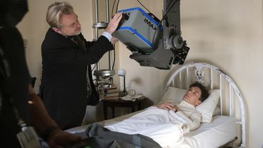 En esta imagen proporcionada por Universal Pictures el cineasta Christopher Nolan trabaja con una cámara IMAX en el set con el actor Cillian Murphy durante la filmación de Oppenheimer. (Melinda Sue Gordon/Universal Pictures vía AP)