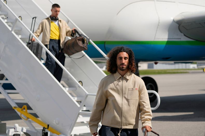 El zaguero español Marc Cucurella en el arribo de la selección para el Mundial, el viernes 5 de junio de 2026, en Chattanooga, Tennessee. (AP Foto/George Walker IV)