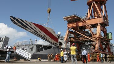 ARCHIVO - Trabajadores descargan restos del Vuelo 447 de Air France desde la fragata Constitución de la Marina brasileña en el puerto de Recife, en el nordeste de Brasil, el domingo 14 de junio de 2009. (AP Foto/Eraldo Peres, Archivo)