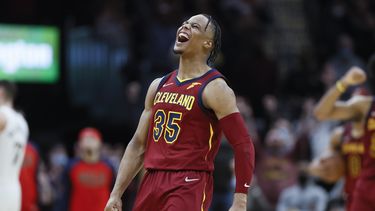 Cavaliers se sacuden dura derrota y vencen 93-90 a Pelicans