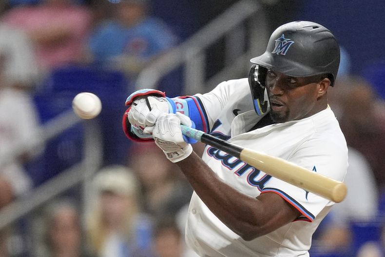 El dominicano Jesús Sánchez, de los Marlins de Miami, hace el swing en el juego del martes 17 de junio de 2025, ante los Filis de Filadelfia (AP Foto/Rebecca Blackwell)
