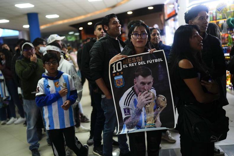 Aficionados del astro argentino Lionel Messi aguardan la llegada de la selección de Argentina en el aeropuerto en El Alto, el domingo 10 de septiembre de 2023. Argentina enfrenta a Bolivia en las eliminatorias del Mundial.(AP Foto/Juan Karita)