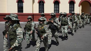 Miembros de la Milicia Bolivariana abandonan el Museo Militar 4F para una reunión de fuerzas de seguridad en el palacio presidencial de Miraflores en Caracas, Venezuela, el martes 7 de enero de 2025, antes de la inauguración presidencial. (AP Foto/Matías Delacroix)