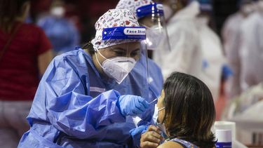 ¿por que tantas personas vacunadas contra el covid-19 se contagian con la enfermedad?