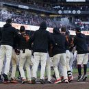 Los Gigantes de San Francisco celebran el hit de la victoria por parte de J.D. Davis ante los Medias Rojas de Boston, el sábado 29 de julio de 2023 (AP foto/Jeff Chiu)