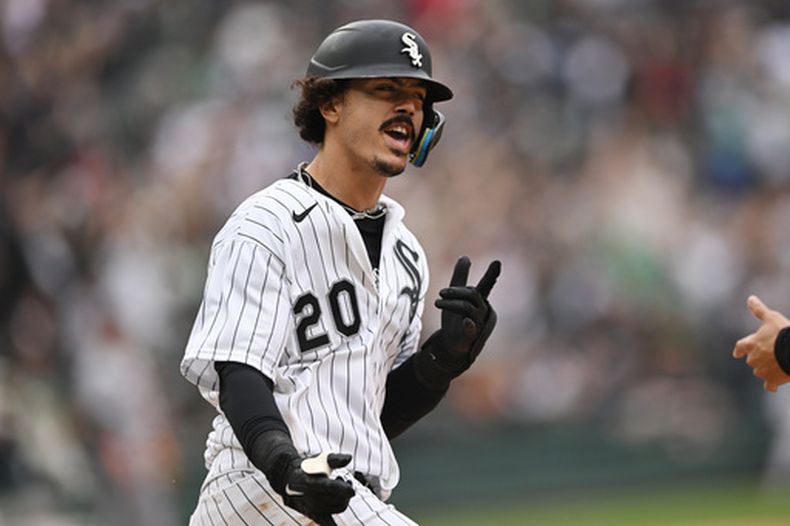 El pelotero de los Medias Blancas de Chicago, Miguel Vargas, celebra mientras recorre la primera base tras conectar un cuadrangular solitario durante la sexta entrada de un partido de béisbol contra los Tigres de Detroit, el sábado 19 de septiembre de 2026, en Chicago. (Foto AP/Paul Beaty)