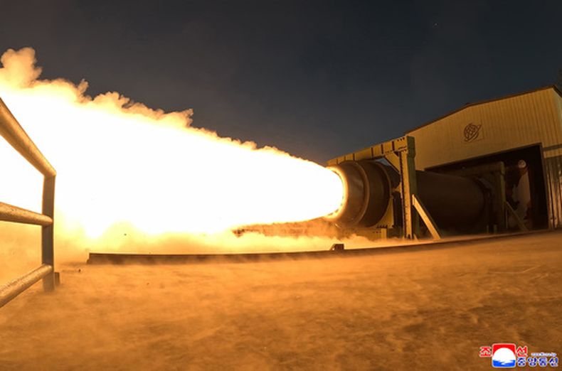 Esta imagen sin fecha proporcionada el 29 de marzo de 2026 muestra lo que describe como una prueba de motor de combustible sólido en un lugar no revelado de Corea del Norte. Periodistas independientes no tuvieron acceso al evento mostrado en esta imagen distribuida por el gobierno norcoreano. El contenido de la imagen está tal y como se proporcionó y no pudo verificarse de forma independiente. La marca de agua, en coreano, en la imagen fue incluida por la fuente es de la Agencia Central de Noticias de Corea. (Agencia Central de Noticias de Corea/Korea News Service vía AP)