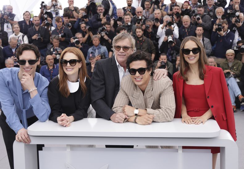 Cory Michael Smith, de izquierda a derecha, Julianne Moore, el director Todd Haynes, Charles Melton y Natalie Portman posan para los fotógrafos en la sesión fotográfica de la película May December en el 76º festival internacional de cine de Cannes, sur de Francia, el domingo 21 de mayo de 2019. 2023. (Foto Vianney Le Caer/Invision/AP)