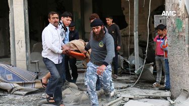 americateve | Esta foto suministrada por el grupo activista Aleppo Media Center (AMC), que ha sido autenticada en base a su conetnido y otros reportajes de la AP, muestra a sirios transportando un cad&aacute;ver despu&eacute;s de un ataque a&eacute;reo del gobierno en