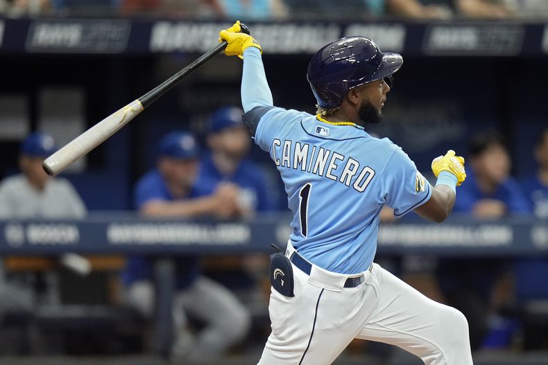 El dominicano Junior Caminero, de los Rays de Tampa Bay, conecta un sencillo en el juego del sábado 23 de septiembre de 2023, ante los Azulejos de Toronto (AP Foto/Chris OMeara)