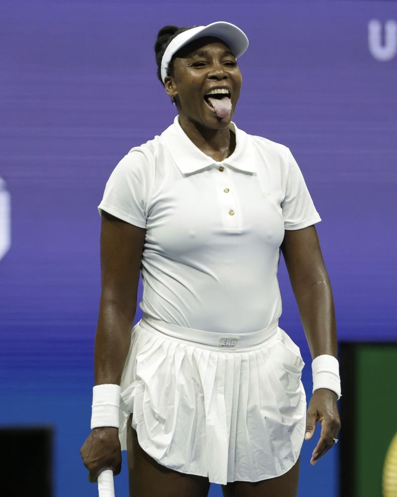 Venus Williams muestra la lengua en un partido ante la checa Karolina Muchova, en el Abierto de Estados Unidos, el lunes 25 de agosto de 2025 (AP Foto/Adam Hunger)