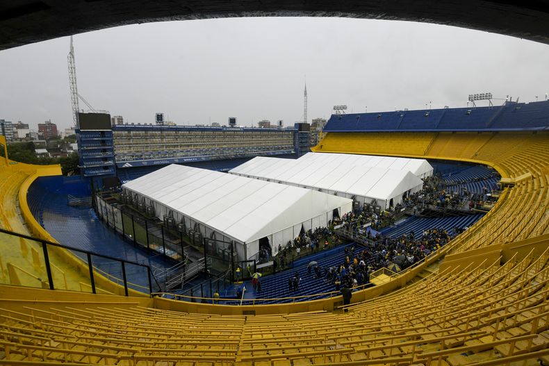 Socios de Boca Juniors se forman para votar en la elección del nuevo presidente del club argentino, el domingo 17 de diciembre de 2023, en Buenos Aires. (AP Foto/Gustavo Garello)