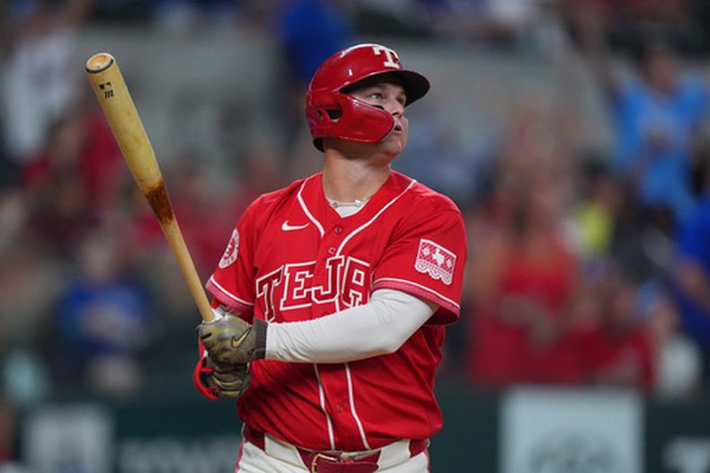 Joc Pederson, bateador designado de los Rangers de Texas, observa la pelota al conectar un jonrón frente a los Orioles de Baltimore, el viernes 7 de agosto de 2026 (AP Foto/LM Otero)