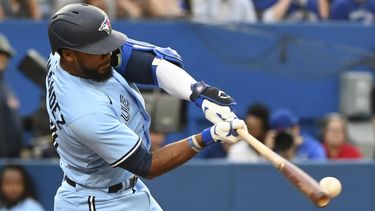Hernández y Espinal llevan a Azulejos al triunfo ante Rays
