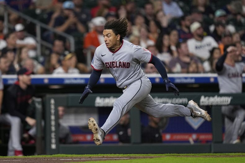 Bo Naylor, de los Guardianes de Cleveland, corre rumbo al plato para anotar una carrera frente a los Astros de Houston durante la sexta entrada del juego de béisbol de Grandes Ligas del lunes 7 de julio de 2025, en Houston. (AP Foto/David J. Phillip)