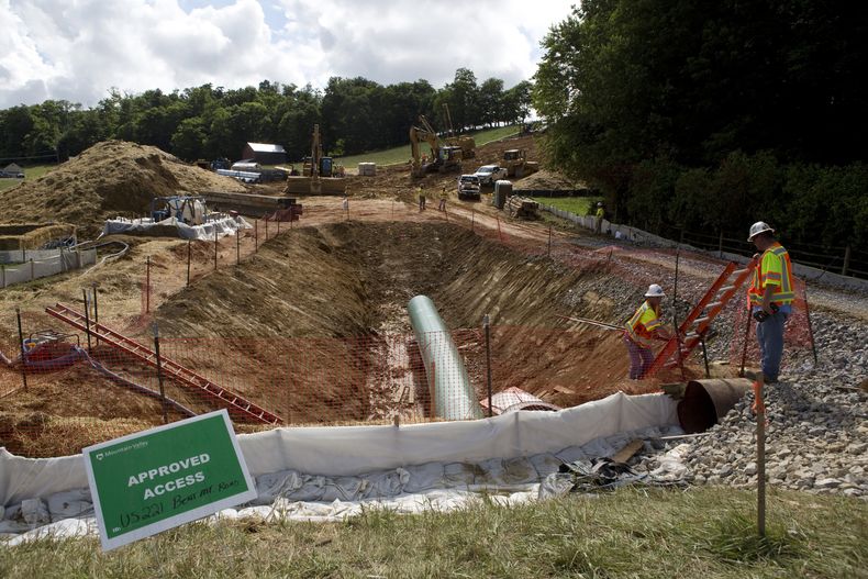 Labores de construcción del gasoducto Mountain Valley en el condado de Roanoke, Virginia, el 22 de junio de 2018. (Heather Rousseau/The Roanoke Times vía AP, Archivo)