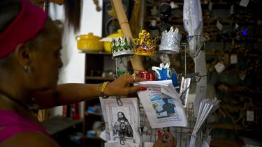 se disparan los precios para hacerse santo en cuba: yemaya, shango, oshun y obbatala podrian costar hasta 3 mil dolares