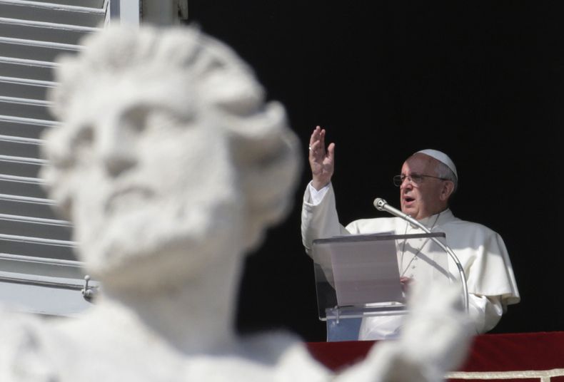 El papa Francisco imparte la bendici&oacute;n del Angelus desde la ventana de su estudio que domina la Plaza de San Pedro con ocasi&oacute;n de la festividad de Todos los Santos, en el Vaticano, el viernes 1 de noviembre del 2013. (Foto AP/Andrew Medichin