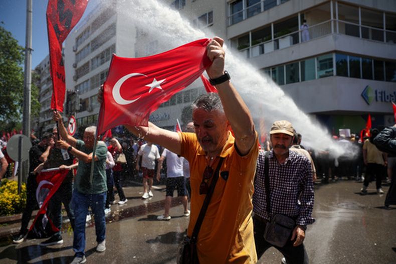 La policía emplea cañones de agua para dispersar a partidarios del principal partido opositor turco, CHP, en Izmir, Turquía, el martes 26 de mayo de 2026, durante una marcha de apoyo al líder depuesto del partido, Ozgur Ozel. (AP Foto/Erdem Sahin)