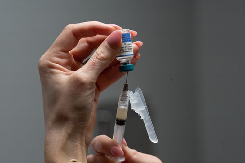 ARCHIVO – Una enfermera prepara una vacuna combinada contra el sarampión, las paperas y la rubéola para un paciente en una clínica pediátrica en Easley, Carolina del Sur, el 17 de marzo de 2026. (AP Foto/Mary Conlon, Archivo)