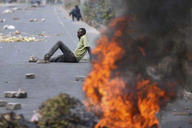 Las protestas en la carretera Nairobi-Mombasa en el área de Mlolongo, Nairobi, Kenia, el 2 de julio del 2024. (Foto AP /Brian Inganga)