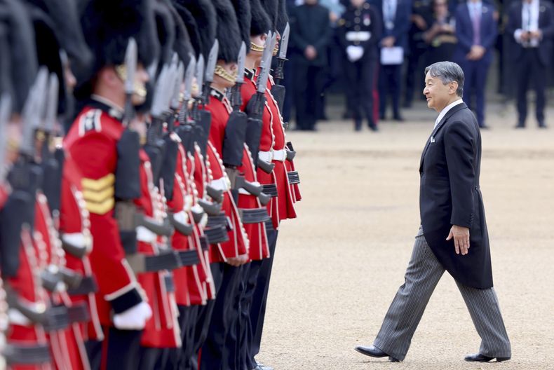 El emperador Naruhito de Japón inspecciona a la Guardia de Honor formada por el 1.er Batallón de Guardias Galeses durante una ceremonia de bienvenida para él y la Emperatriz Masako con motivo de su visita de Estado a Gran Bretaña, en el Horse Guards Parade en Londres, el martes 25 de junio de 2024. (Chris Jackson/Pool Photo via AP)