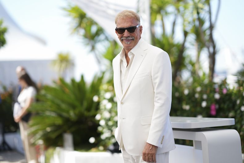 Kevin Costner posa para retratos en la sesión de la película Horizon: An American Saga en la 77a edición del Festival de Cine de Cannes, en Francia el domingo 19 de mayo de 2024. (Foto Scott A Garfitt/Invision/AP)
