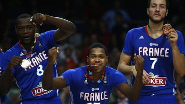 americateve | Los jugadores de la selecci&oacute;n de Francia festejan tras vencer a Lituania en el partido por la medalla de bronce en la Copa del Mundo de b&aacute;squetbol el s&aacute;bado, 13 de septiembre de 2014, en Madrid.  (AP Photo/Andres Kudacki)