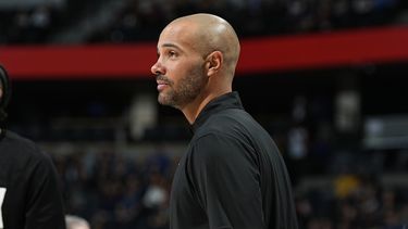 ARCHIVO - Foto del 28 de febrero del 2024, el asistente de los Kings de Sacramento Jordi Fernández durante un juego ante los Nuggets de Denver. Fernández ha sido contratado por los Nets de Brooklyn como su nuevo entrenador. (AP Foto/David Zalubowski, archivo)