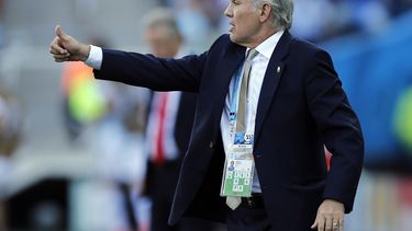 americateve | El t&eacute;cnico de Argentina, Alejandro Sabella, imparte instrucciones en un partido contra Suiza en el Mundial el 1 de julio de 2014 en Sao Paulo. (AP Photo/Victor R. Caivano, File)