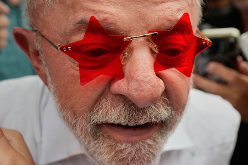 El presidente Luiz Inácio Lula da Silva lleva puestas unas gafas que le regaló un simpatizante tras votar en la segunda vuelta de las elecciones presidenciales, el domingo 25 de octubre de 2026, en Sao Bernardo do Campo, Brasil. (AP Foto/Natacha Pisarenko)