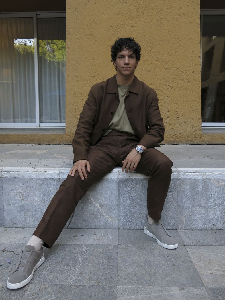 El bailarín y actor mexicano Isaac Hernández posa para un retrato para promocionar su espectáculo Despertares en la Ciudad de México, el 9 de abril de 2024. Despertares celebrará su décima edición el 23 de agosto. (Foto AP/Berenice Bautista)