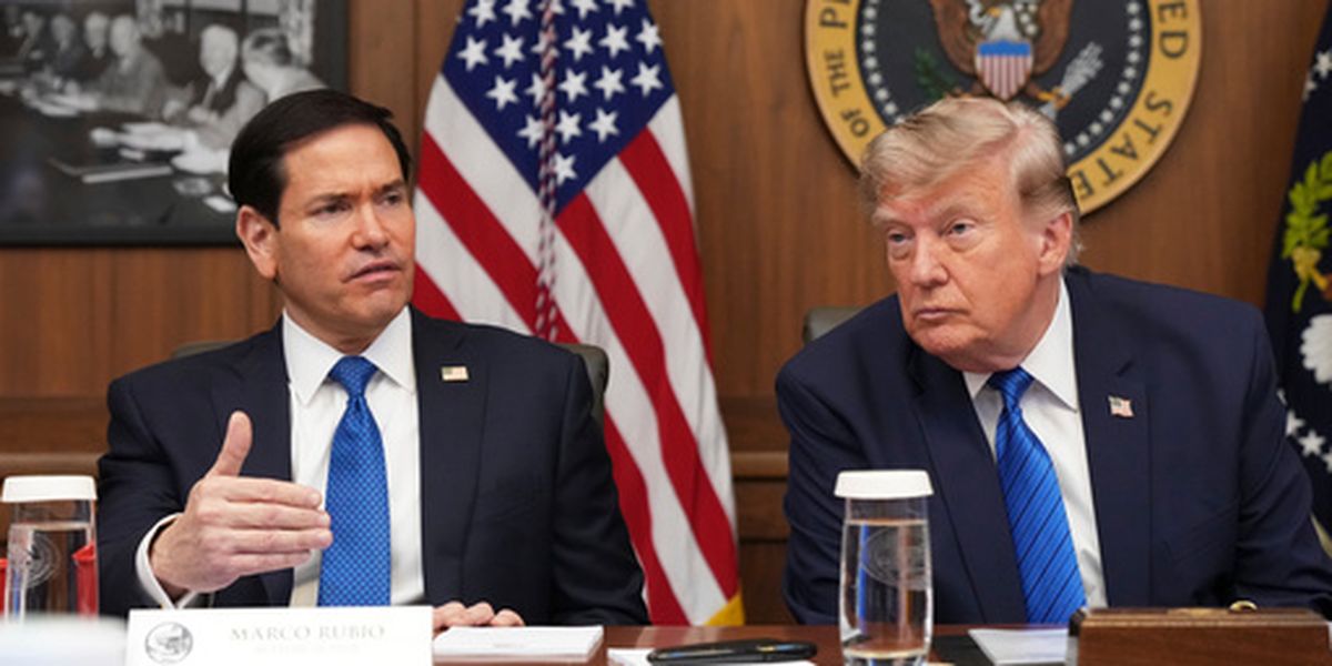 El secretario de Estado, Marco Rubio, habla mientras el presidente Donald Trump escucha durante una reunión del gabinete, el viernes 31 de julio de 2026, en Camp David —la residencia de descanso presidencial—, cerca de Thurmont, Maryland. (AP Foto/Jacquelyn Martin)