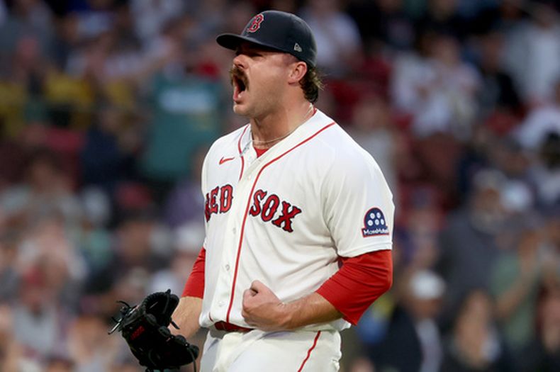Payton Tolle, lanzador de los Medias Rojas de Boston, reacciona luego de retirar la sexta entrada con dos corredores en base durante el juego de béisbol de Grandes Ligas frente a los Reales de Kansas City, el domingo 13 de septiembre de 2026, en Boston. (AP Foto/Mark Stockwell)