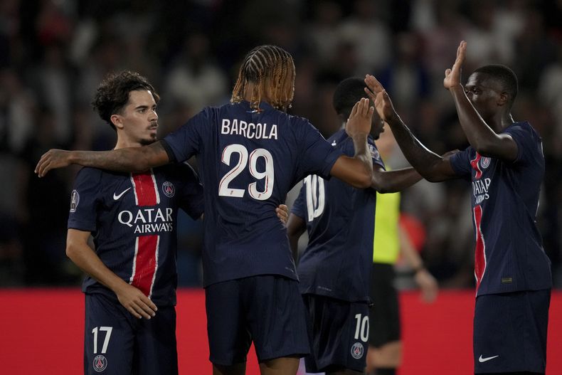 Bradley Barcola, centro, del PSG, celebra después de anotar el tercer gol de su equipo durante el partido de fútbol de la Liga 1 de Francia entre Paris Saint-Germain y Montpellier en el Parque de los Príncipes, el viernes 23 de agosto de 2024. (AP Foto/Thibault Camus)
