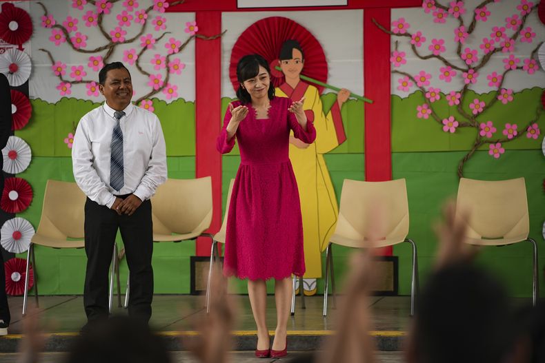 La princesa japonesa Kako saluda a estudiantes en lenguaje de signos en la escuela para sordos Ludwig Van Beethoven en Lima, Perú, el lunes 6 de noviembre de 2023. La princesa japonesa está de visita oficial para conmemorar los 150 años de relaciones diplomáticas entre Japón y Perú. (AP Foto/Guadalupe Pardo)