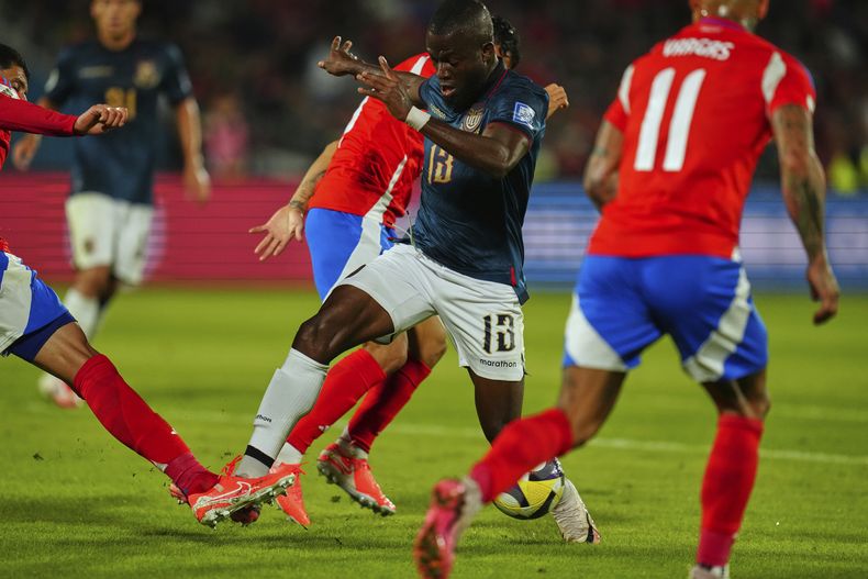 Enner Valencia, de Ecuador, avanza entre tres jugadores de Chile durante el partido de la eliminatoria mundialista realizado el martes 25 de marzo de 2025, en Santiago (AP Foto/Esteban Félix)