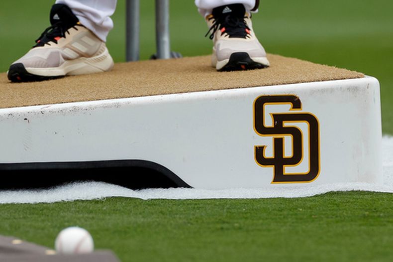 ARCHIVO - foto del 20 de mayo del 2023, vista del logo de los Padres de San Diego en el montículo durante una práctica antes del juego ante los Medias Rojas de Boston. (AP Foto/Brandon Sloter, Archivo)