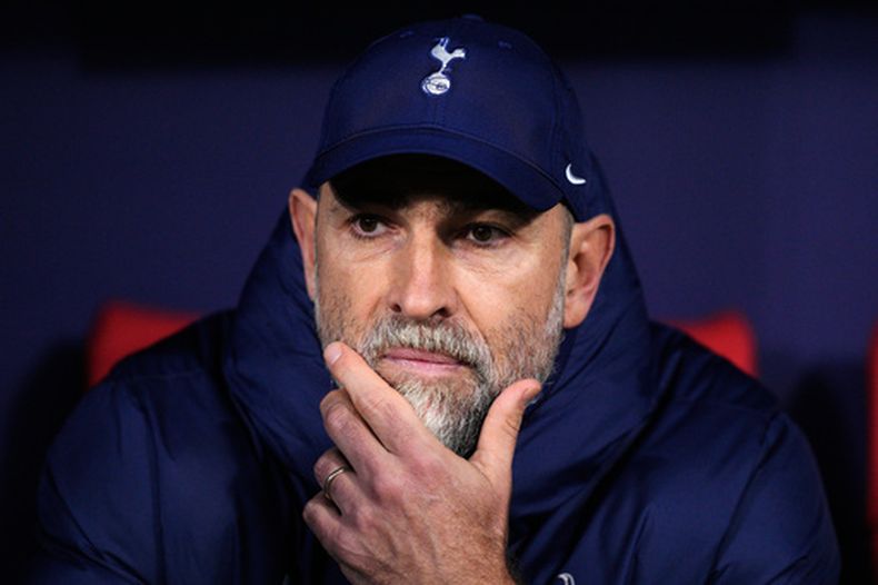 El técnico de Tottenham Igor Tudor en la banca durante el partido contra el Atlético de Madrid en la Liga de Campeones, el martes 10 de marzo de 2026, en Madrid. (AP Foto/Jose Bretón)