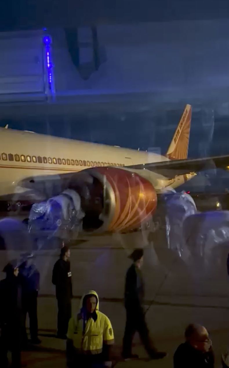 Esta imagen tomada de un video facilitado por el pasajero Girvaan Singh Kahma muestra el avión Boeing 777 de Air India después de que aterrizara por una falla en un motor en el aeropuerto de Magadan, en Siberia, Rusia, el martes 6 de junio de 2023. El avión viajaba de Nueva Delhi a San Francisco. (Girvaan Singh Kahma vía AP)