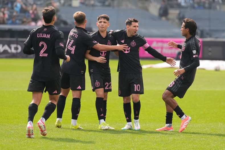 Lionel Messi celebra con sus compañeros del Inter Miami tras anotar en el encuentro ante el New York City FC el domingo 22 de marzo del 2026. (AP Foto/Seth Wenig)